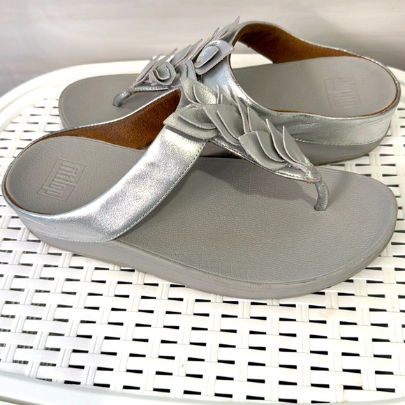 Like New FitFlop Silver Thong Sandle Size 9 - Picture 5 of 7